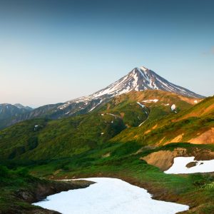 维柳钦火山-日落-堪察加半岛-俄罗斯-融化的雪-绿山-美丽的夏季风景