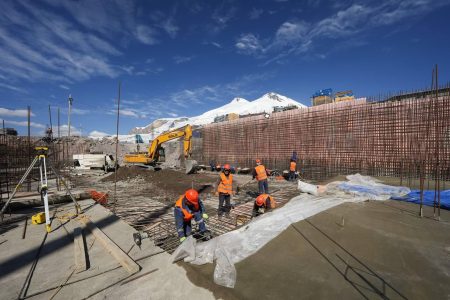Строятся новые трассы и канатные дороги на Эльбрусе